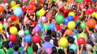 Improv Everywhere Creates Epic Balloon Battles Using MP3 Players